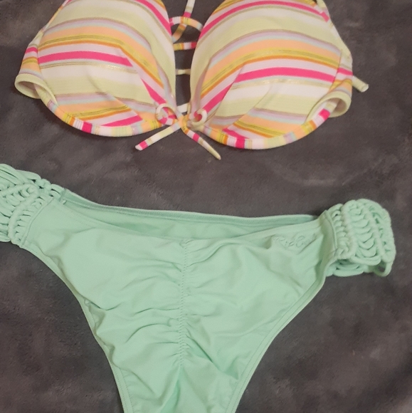 Bikini - Picture 3 of 3